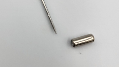 Broszka metalowa ze szkłem dichroicznym